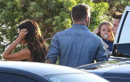 Victoria Beckham cảm ơn chồng con vì món quà sinh nhật ngọt ngào - 15 Cô con gái út của Vic và David mới3 tuổi và vẫn còn ngậm vú giả trên mồm.