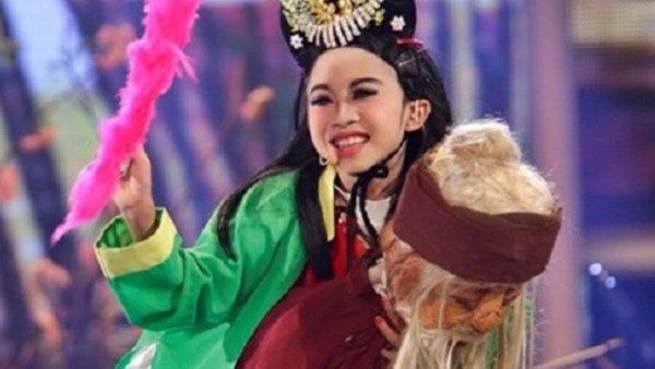Chuyện bây giờ mới kể về hậu trường học Tuồng của Đức Vĩnh - 1 Đức Vĩnh trong tiết
mục Ông già cõng vợ đi xem hội
