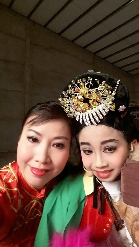 Chuyện bây giờ mới kể về hậu trường học Tuồng của Đức Vĩnh - 6 Đức Vĩnh được NS Kiều
Oanh hóa trang đậm chất Tuồng và sử dụng phụ kiện của chính mình