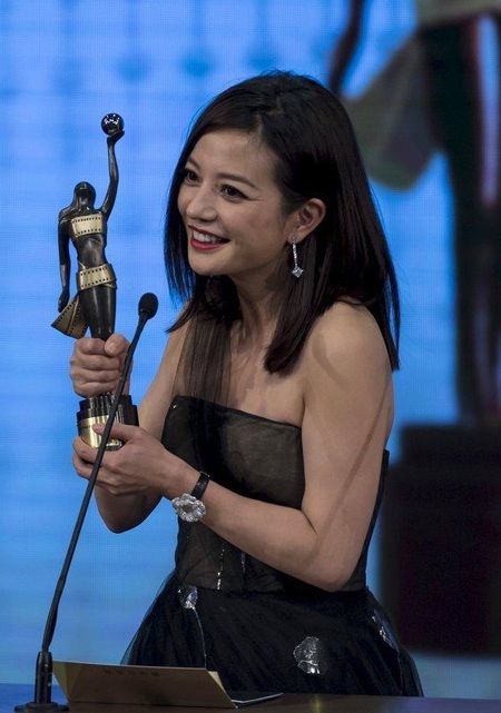 Triệu Vy rạng ngời nhận giải Nữ diễn viên chính xuất sắc - 10 Én nhỏ rạng ngời với nụ cười chiến thắng trên môi.
