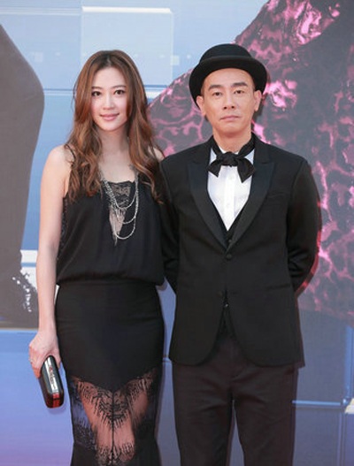 Triệu Vy rạng ngời nhận giải Nữ diễn viên chính xuất sắc - 13 Vợ chồng nghệ sĩ Nhậm Hiền Tề cũng có mặt tại lễ trao giải điện ảnh Hồng Kông lần thứ 34.