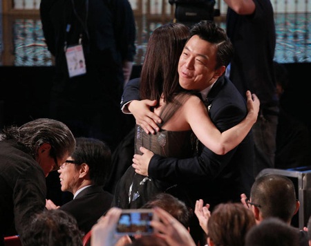 Triệu Vy rạng ngời nhận giải Nữ diễn viên chính xuất sắc - 7 Triệu Vy hạnh phúc ôm hôn các đồng nghiệp trước khi bước lên sân khấu nhận giải.