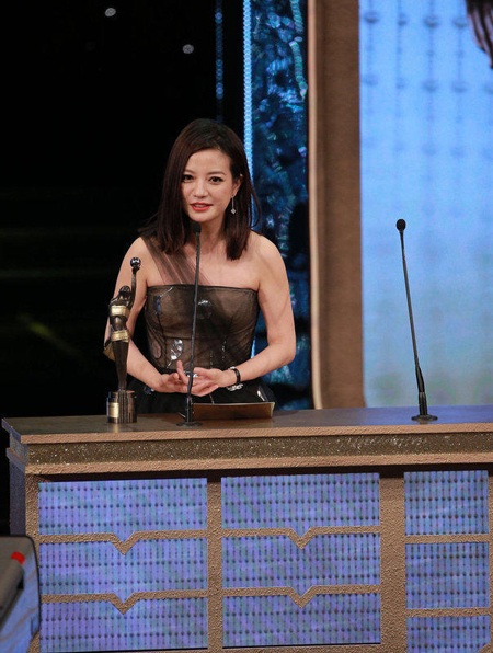 Triệu Vy rạng ngời nhận giải Nữ diễn viên chính xuất sắc - 8 Triệu Vy hạnh phúc ôm hôn các đồng nghiệp trước khi bước lên sân khấu nhận giải.