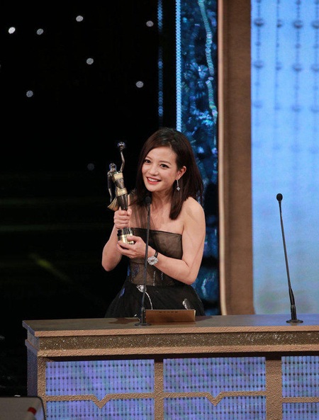 Triệu Vy rạng ngời nhận giải Nữ diễn viên chính xuất sắc - 9 Én nhỏ rạng ngời với nụ cười chiến thắng trên môi.