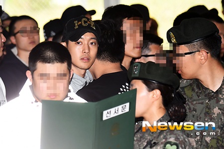 Kim Hyun Joong lặng lẽ lên đường nhập ngũ - 3 Kim Hyun Joong đã lên đường nhập ngũ vào 12 rưỡi trưa nay 12/5.