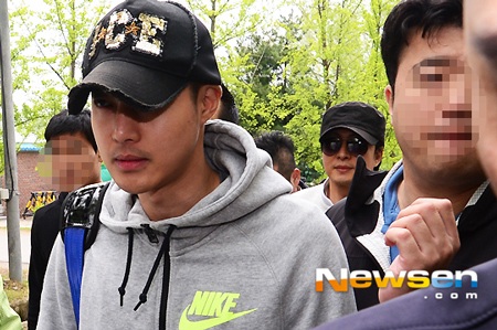 Kim Hyun Joong lặng lẽ lên đường nhập ngũ - 4 Bae Yong Joon - sếp của Kim Hyun Joong (đeo kính) đã tới tiễn anh tại cổng doanh trại.