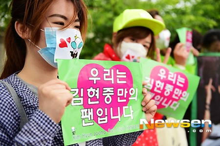 Kim Hyun Joong lặng lẽ lên đường nhập ngũ - 6 Bae Yong Joon - sếp của Kim Hyun Joong (đeo kính) đã tới tiễn anh tại cổng doanh trại.