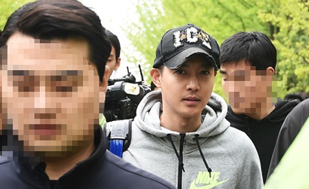 Mỹ nam xứ Hàn gửi tâm thư cho fan trước giờ nhập ngũ - 2 Kim Hyun Joong lên đường nhập ngũ chiều 12/5.