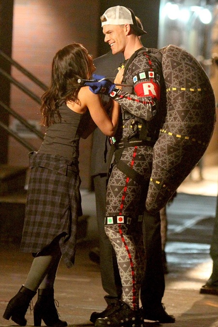 Dù lĩnh giải Mâm xôi vàng, Megan Fox vẫn tham gia “Thiếu niên Ninja rùa 2” - 3 Bà mẹ hai con đang đùa nghịch với đồng nghiệp tại trường quay.