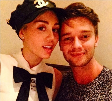 Miley Cyrus “bóng gió” thừa nhận lưỡng tính - 4 Nữ ca sĩ 22 tuổi mới chia tay bạn trai cách đây không lâu sau 5 tháng hò hẹn.