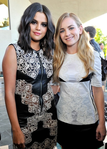 Selena Gomez thân mật với Miranda Kerr - 5 Selena trò chuyện với nữ diễn viên