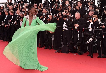 Người đẹp nhất thế giới mặc "sến" tại LHP Cannes - 10 Lupita đang tạo dáng để các phóng viên ảnh tác nghiệp.