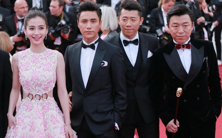 Angelababy cũng tỏ ra khá ngỡ ngàng trong lần đầu tham dự LHP quốc tế Cannes.