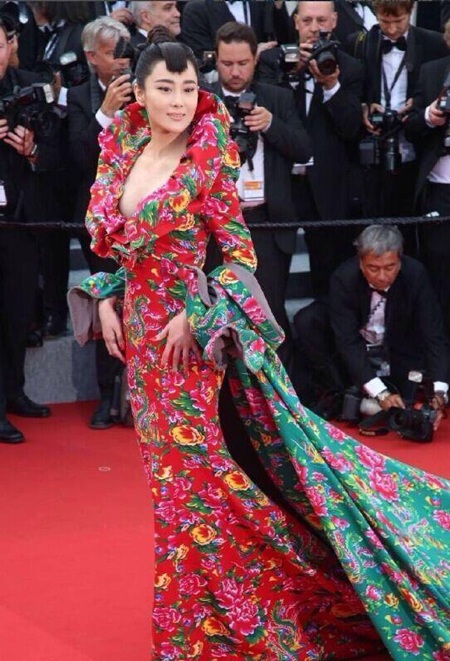 Trương Hinh Dư xuất hiện lộng lẫy tại đêm khai mạc LHP quốc tế Cannes năm 2015, tối 13/5.