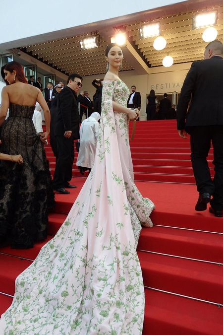 Người đẹp diện một chiếc váy đuôi cá với phần đuôi vô cùng đẹp mắt và ấn tượng.