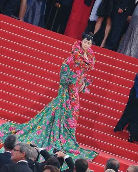 Trương Hinh Dư xuất hiện lộng lẫy tại đêm khai mạc LHP quốc tế Cannes năm 2015, tối 13/5.