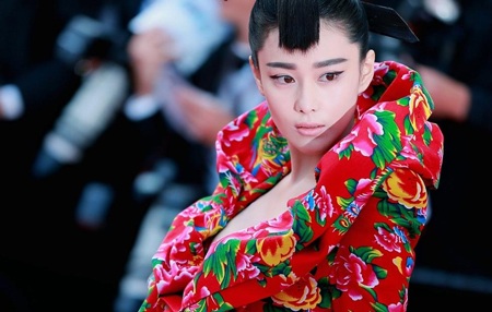 Trương Hinh Dư xuất hiện lộng lẫy tại đêm khai mạc LHP quốc tế Cannes năm 2015, tối 13/5.