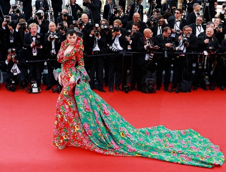 Trương Hinh Dư xuất hiện lộng lẫy tại đêm khai mạc LHP quốc tế Cannes năm 2015, tối 13/5.