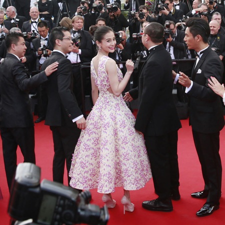Angelababy thu hút bởi vẻ đẹp trong sáng, ngây thơ và dễ thương.