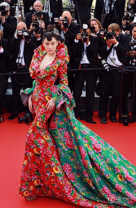 Trương Hinh Dư xuất hiện lộng lẫy tại đêm khai mạc LHP quốc tế Cannes năm 2015, tối 13/5.