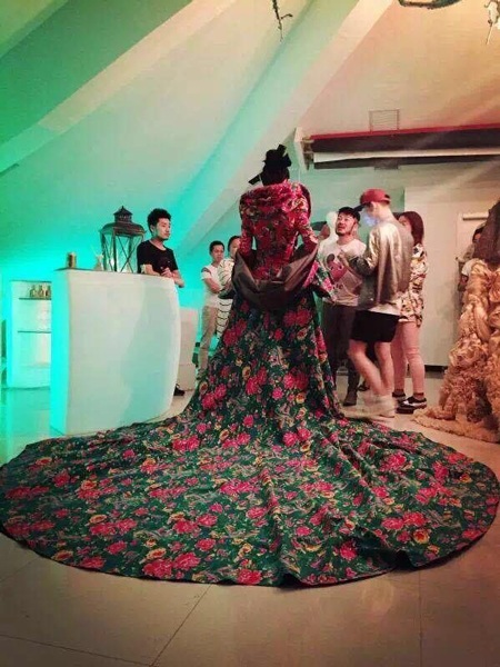 Trương Hinh Dư xuất hiện lộng lẫy tại đêm khai mạc LHP quốc tế Cannes năm 2015, tối 13/5.