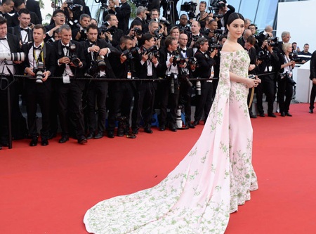 Người đẹp diện một chiếc váy đuôi cá với phần đuôi vô cùng đẹp mắt và ấn tượng.