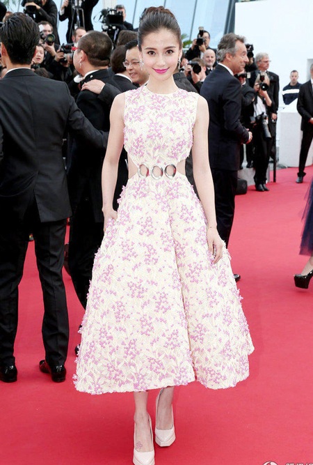 Angelababy thu hút bởi vẻ đẹp trong sáng, ngây thơ và dễ thương.