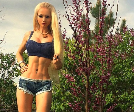 “Búp bê sống” Valeria tái xuất với hình ảnh nữ lực sỹ - 1 Búp bê Barbie sống Valeria gây bất ngờ với hình ảnh cơ bắp.