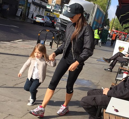 Victoria Beckham và con gái xuất hiện sành điệu trên phố - 2 Victoria Beckham và cô con gái xuất hiện sành điệu trên phố
