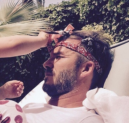 Victoria Beckham và con gái xuất hiện sành điệu trên phố - 4 David khoe đang được cô con gái cưng Harper chăm sóc và làm đẹp bằng các phụ kiện nữ tính.