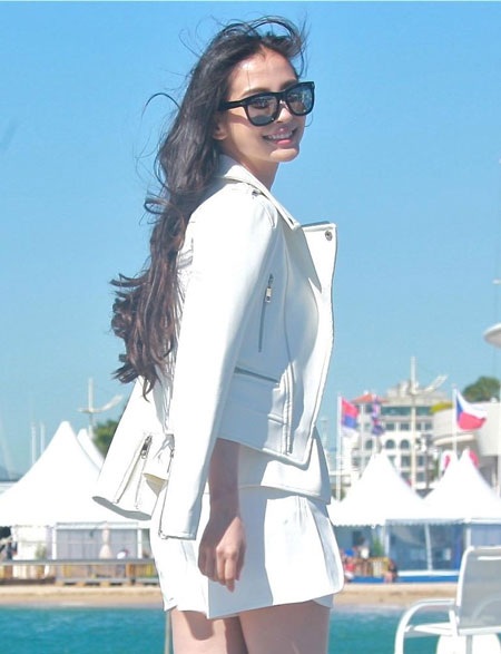 Thư Kỳ quyến rũ, đọ sắc cùng "đàn em" Angelababy - 14 Angelababy khoe những bức ảnh chân dung tuyệt đẹp và tươi tắn của cô trên trang cá nhân.