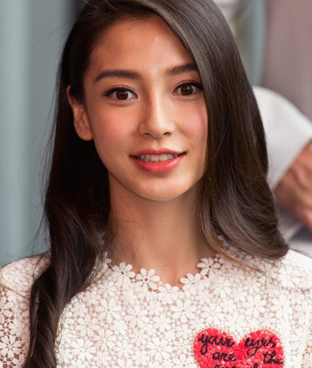 Thư Kỳ quyến rũ, đọ sắc cùng "đàn em" Angelababy - 6 Nụ cười rạng ngời và quyến rũ của một trong những biểu tượng gợi cảm của màn ảnh Hoa ngữ.