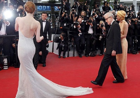 Biểu cảm đáng yêu của mỹ nhân Hollywood khi bị gió làm tốc váy - 18 Vy Vy
