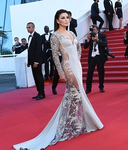 Cuộc chiến thảm đỏ của các mỹ nhân Hollywood - 6 Những đường ren chạy dọc bên hai thân khiến Eva thêm phần gợi cảm