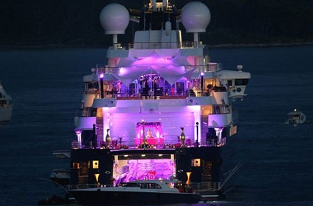 "Bông hồng Nga" xuất hiện cuốn hút tại Cannes - 16 Du thuyền nơi diễn ra bữa tiệc sang trọng và sôi động tại Cannes