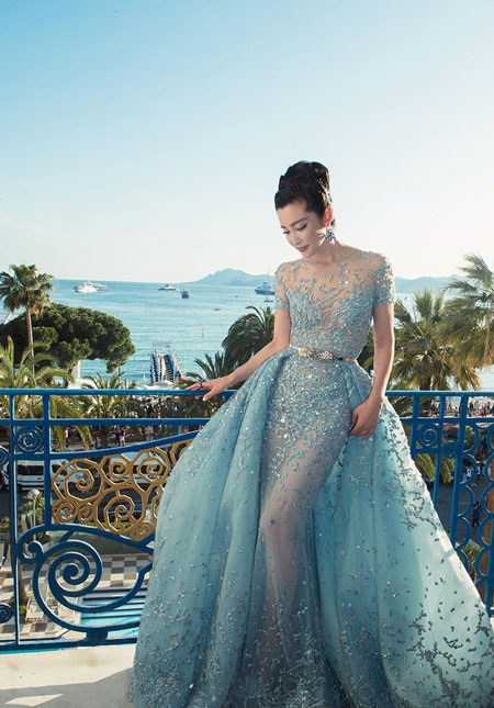 Jeon Ji Hyun thanh lịch, Lý Băng Băng kiêu sa ở Cannes - 17 Lý Băng Băng tự tin tạo dáng và tỏa sáng trên thảm đỏ.
