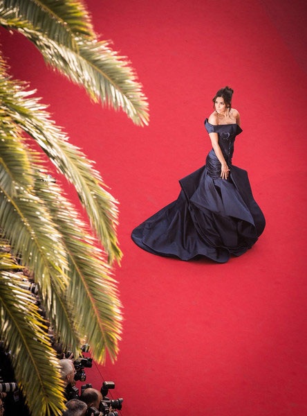 Cựu hoa hậu Thế giới tái xuất ấn tượng tại LHP quốc tế Cannes - 13 Những chuyển động đầy cuốn hút của Eva Longoria trên thảm đỏ khiến các tay máy vô cùng bận rộn.