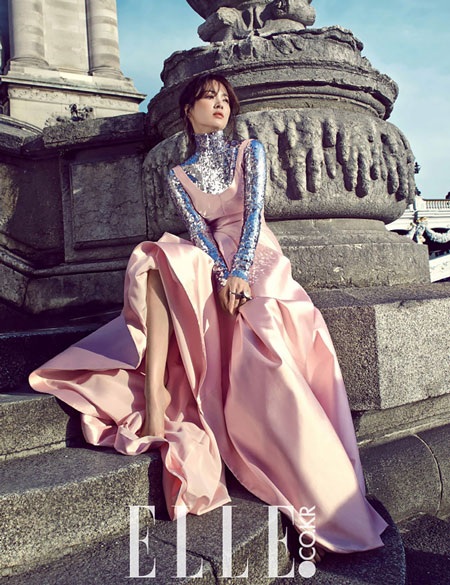 Song Hye Kyo đẹp hoàn hảo trên tạp chí Elle - 2 Ngôi sao điện ảnh xứ kim chi thừa nhận, cô là một phụ nữ nhạy cảm và dễ khóc.
