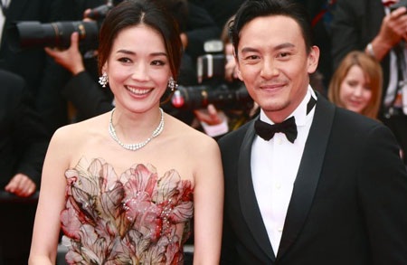 "Thiên thần nội y" lúng túng vì suýt "lộ hàng" trên thảm đỏ - 21 Cô sánh đôi cùng bạn diễn trong bộ phim