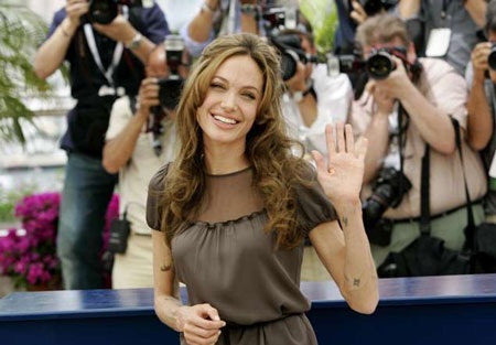 Jolie có khá nhiều hình xăm trên cơ thể, trong đó nhiều hình có tiếng Arab.
