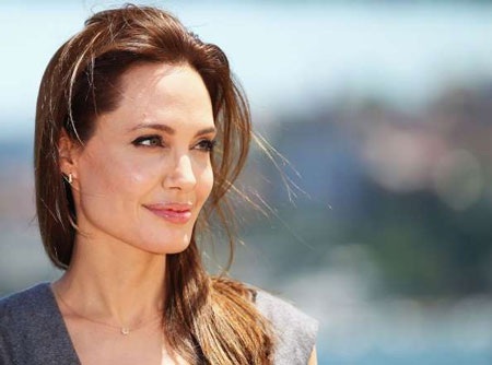 Jolie có khá nhiều hình xăm trên cơ thể, trong đó nhiều hình có tiếng Arab.