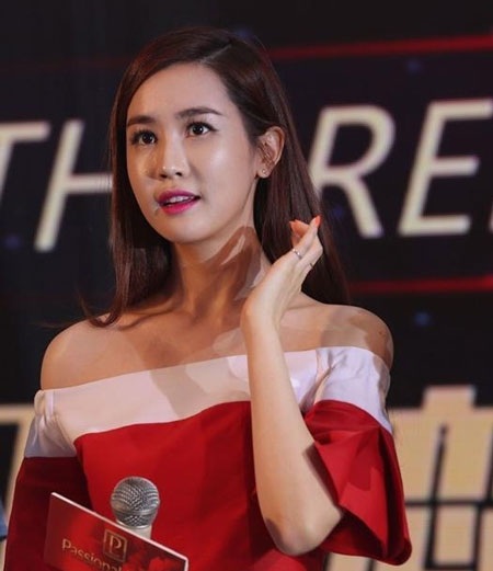 Gương mặt ngày càng hoàn hảo của “búp bê” Lee Da Hae - 2 Lee Da Hae xinh đẹp hoàn hảo trong một sự kiện tại Trung Quốc, diễn ra ngày 20/5.