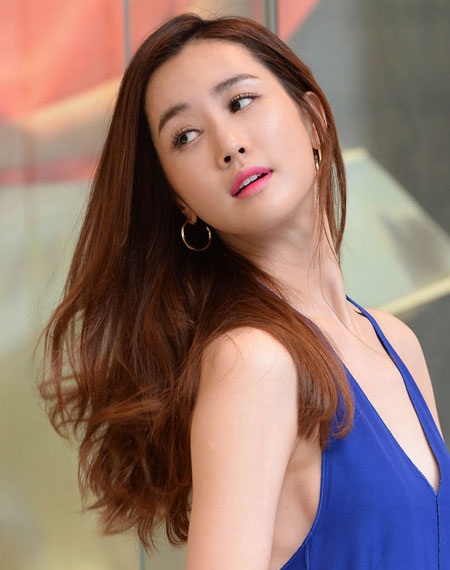 Gương mặt ngày càng hoàn hảo của “búp bê” Lee Da Hae - 12 Cô nhận được những câu hỏi liên quan tới mối quan hệ đặc biệt với bạn diễn người Trung Quốc