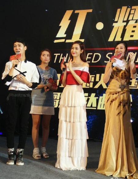 Gương mặt ngày càng hoàn hảo của “búp bê” Lee Da Hae - 6 Lee Da Hae vui vẻ khi giao lưu với người hâm mộ.