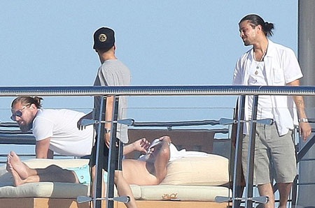 Tài tử Leonardo DiCaprio “phớt lờ” thảm đỏ Cannes - 4 Ngôi sao 40 tuổi đi cùng với một nhóm bạn trai...