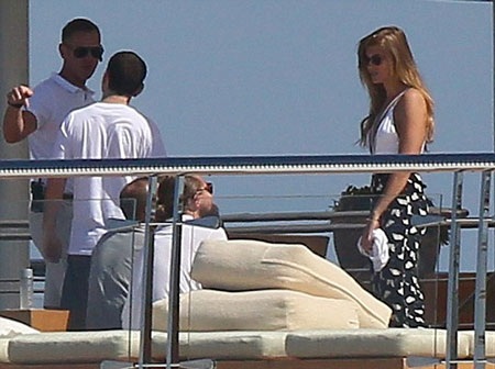 Tài tử Leonardo DiCaprio “phớt lờ” thảm đỏ Cannes - 7 Tài tử 40 tuổi đang trò chuyện với một cô gái tóc vàng lạ mặt
