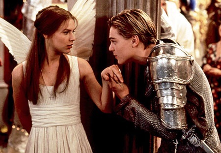 Choáng với vẻ ngoài tàn tạ của tài tử Leonardo DiCaprio - 8 Leonardo và Brad Pitt gặp gỡ trong một sự kiện vào năm 1995