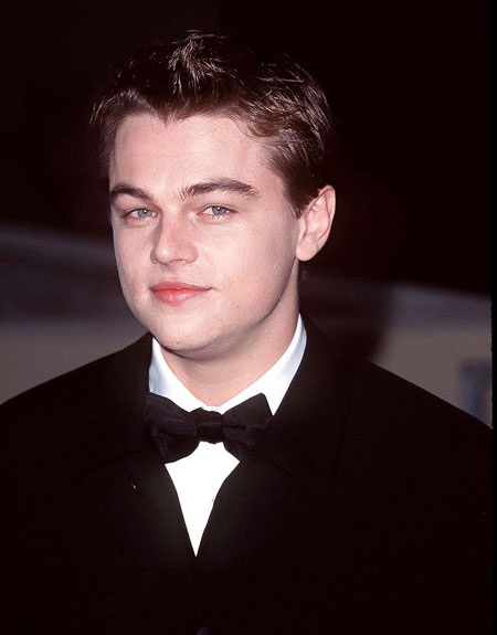 Choáng với vẻ ngoài tàn tạ của tài tử Leonardo DiCaprio - 11 Leonardo và Brad Pitt gặp gỡ trong một sự kiện vào năm 1995