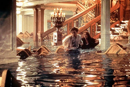 Choáng với vẻ ngoài tàn tạ của tài tử Leonardo DiCaprio - 10 Leonardo và Brad Pitt gặp gỡ trong một sự kiện vào năm 1995