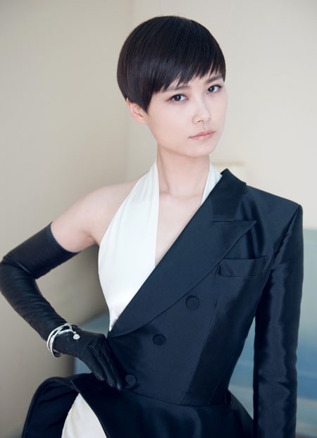 Giọng ca nổi tiếng Trung Quốc diện đồ 'độc' tới Cannes - 12 Ngôi sao cá tính của Trung Quốc tạo dáng trước các phóng viên ảnh tại Cannes.